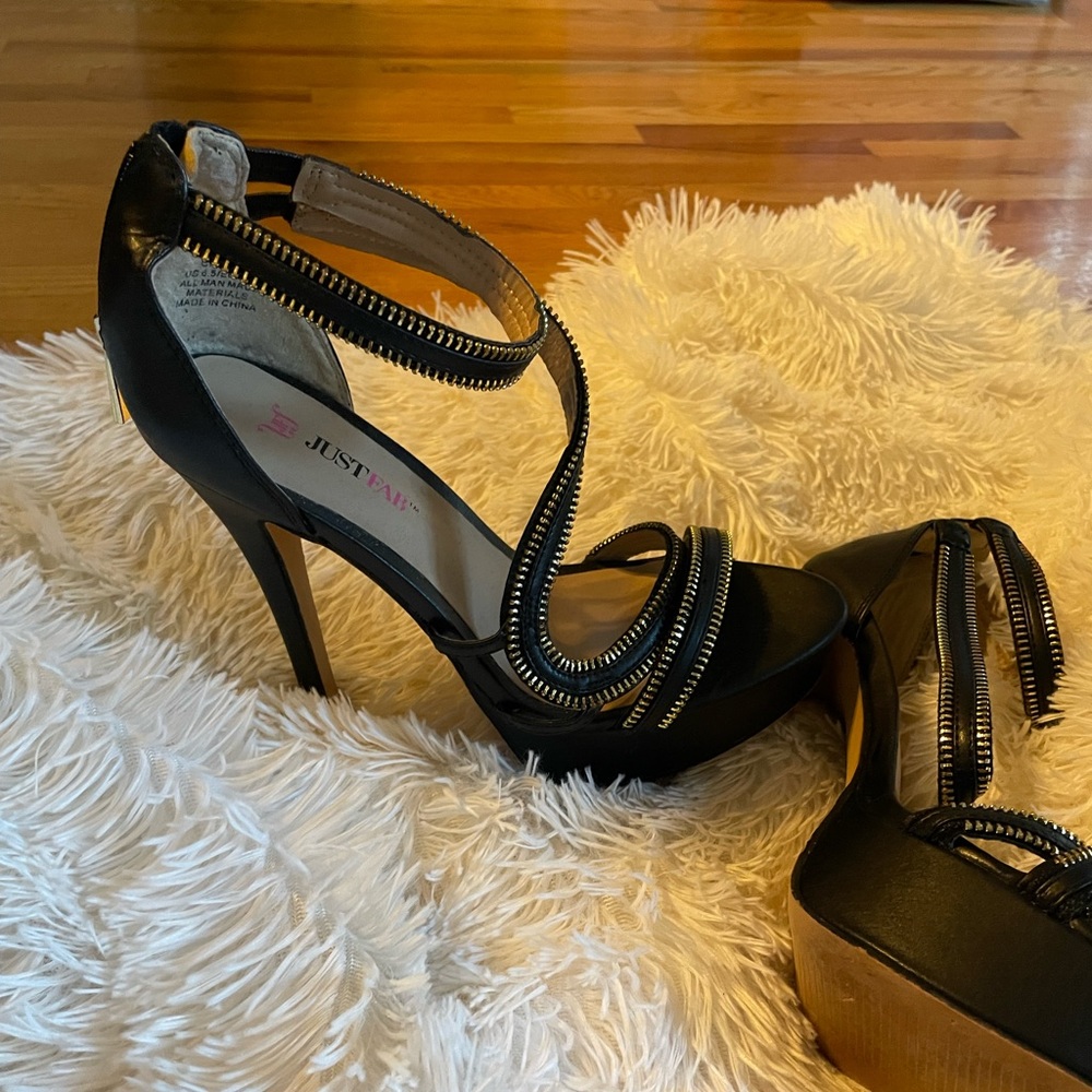 Platform zip back pumps